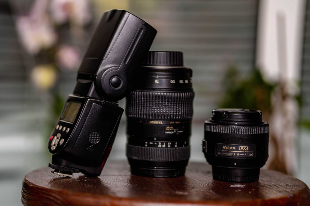 Обективи за Nikon 35mm 1.8 и tamron 70-300mm. плюс светкавица