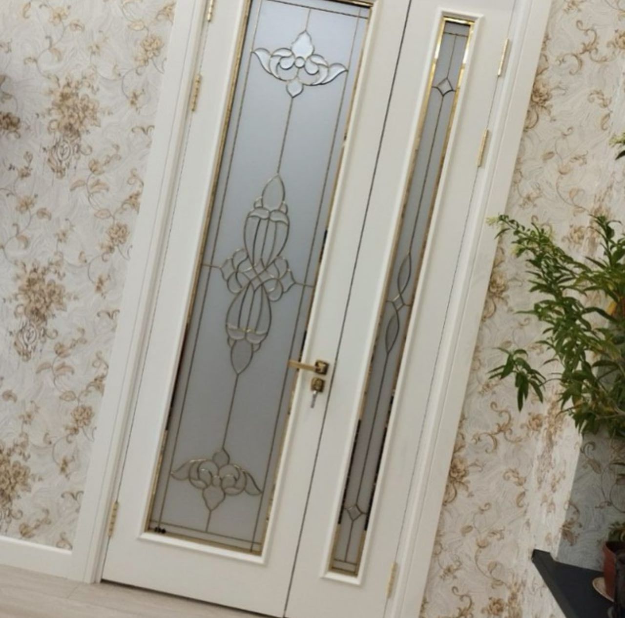 Gulli naqshli oyna vitraj
