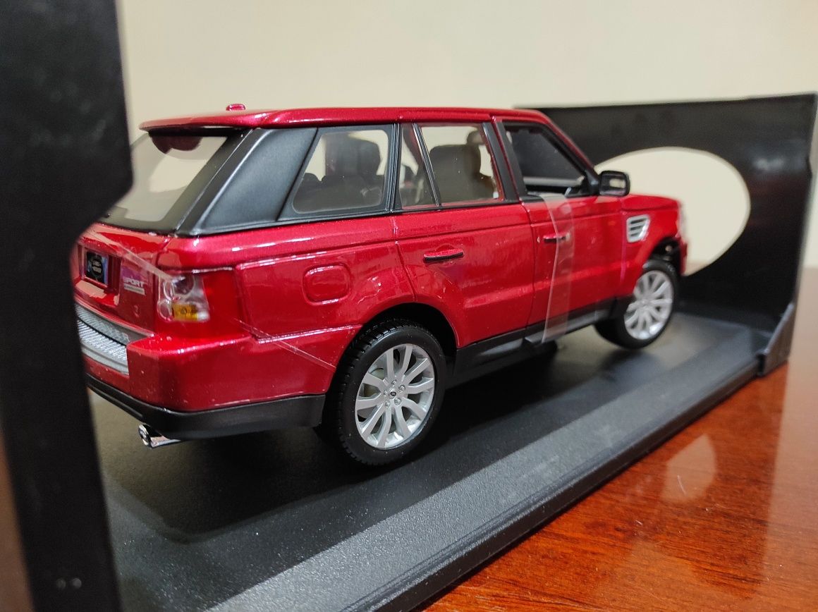 Machetă 1:18 Range Rover Sport, nouă în cutie.