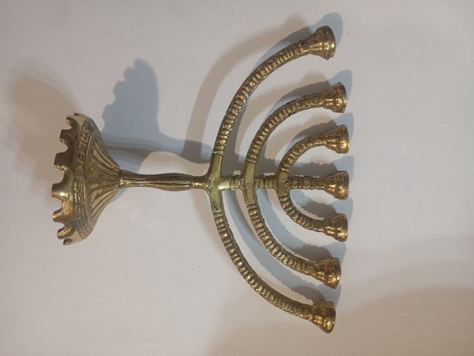 Vând un sfeșnic vechi din bronz