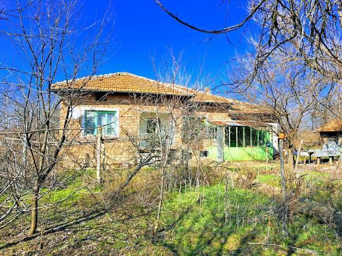 Тухлена къща в село Александрово на 55 км от Велико Търново