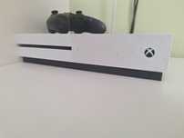 Vand Xbox One S+ 5 jocuri + 2 controllere