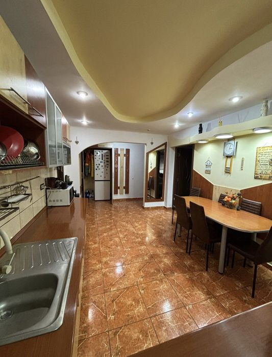 Vand apartament cu 3 camere