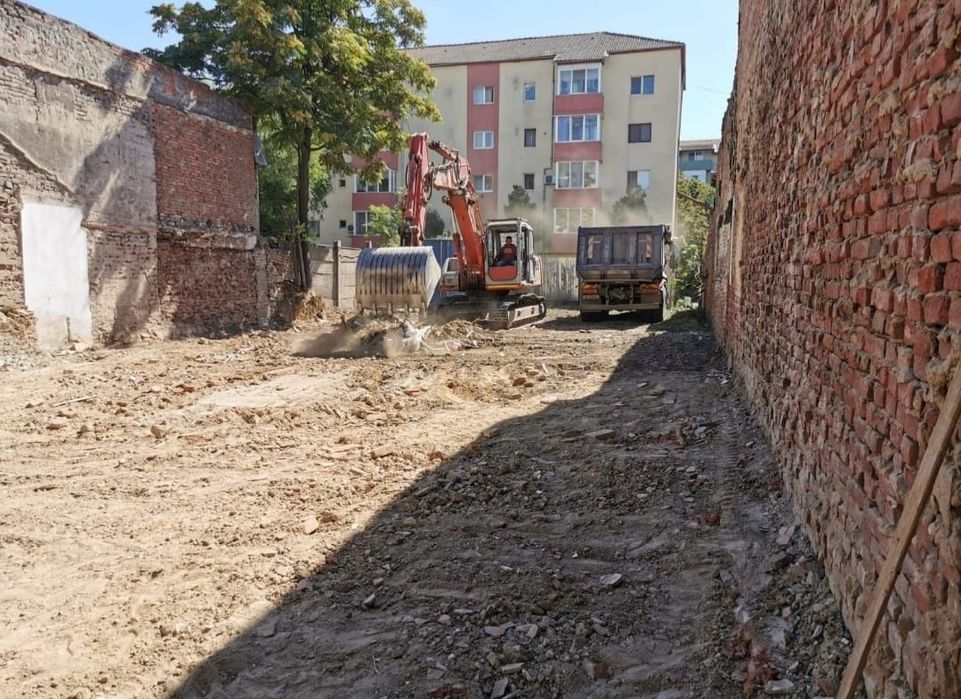 Pamant de flori demolari Cladiri