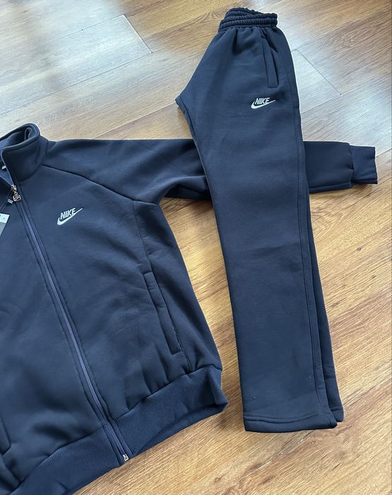 Мъжки,ватиран,тъмно син екип Nike с бродирано лого и ципове на джобове