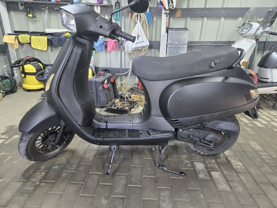 Vând scuter !! Turbho , fără permis limitat 25km/h in carte!Carte RAR!
