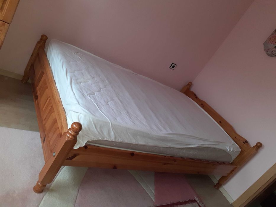 Спалня от масив с подматрачна рамка и матрак