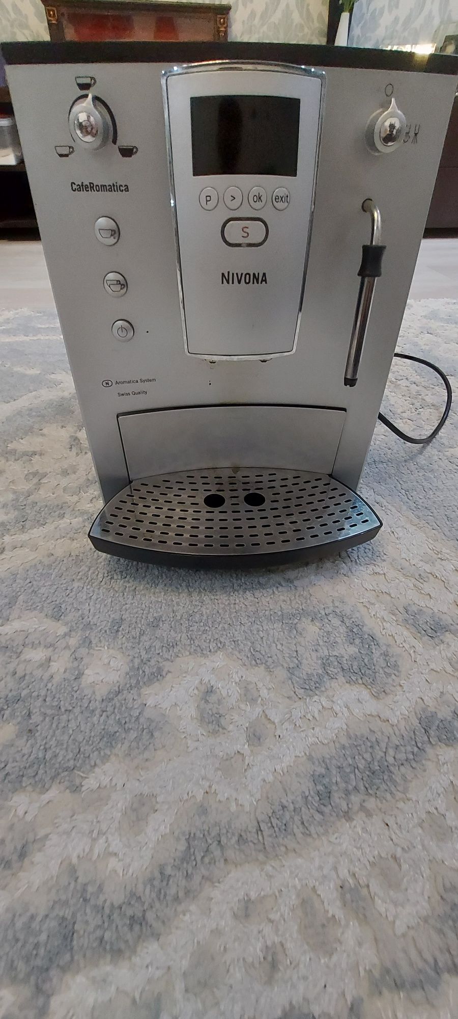 Expresor Nivona cu boabe și cafea măcinată