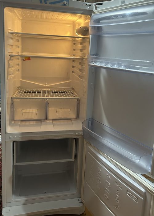 Продам холодильник Indesit (не морозит)