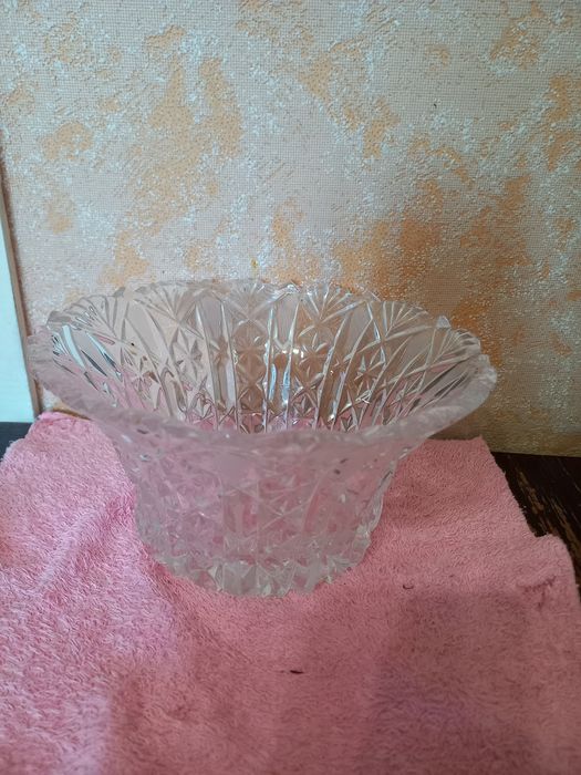 Продам хрустальную  вазочку