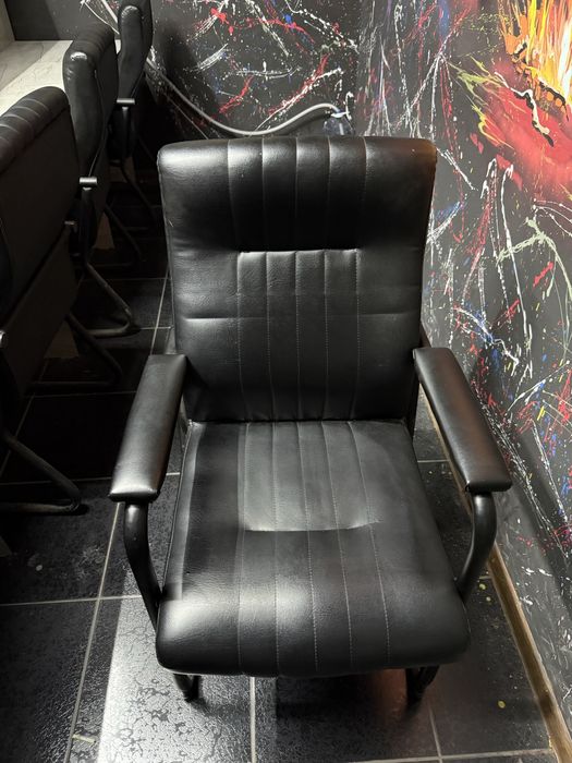 Kompyuterxona jihozlari stol,stul,reklamalar sotiladi