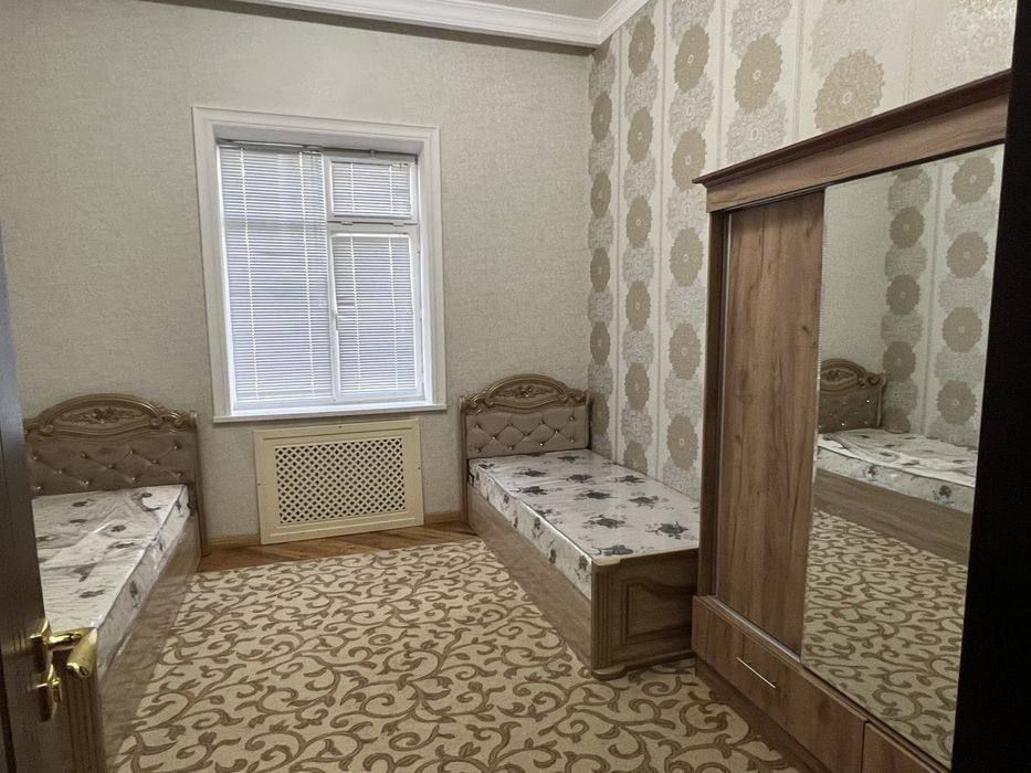 Alisher Navoiy universiteti oldida