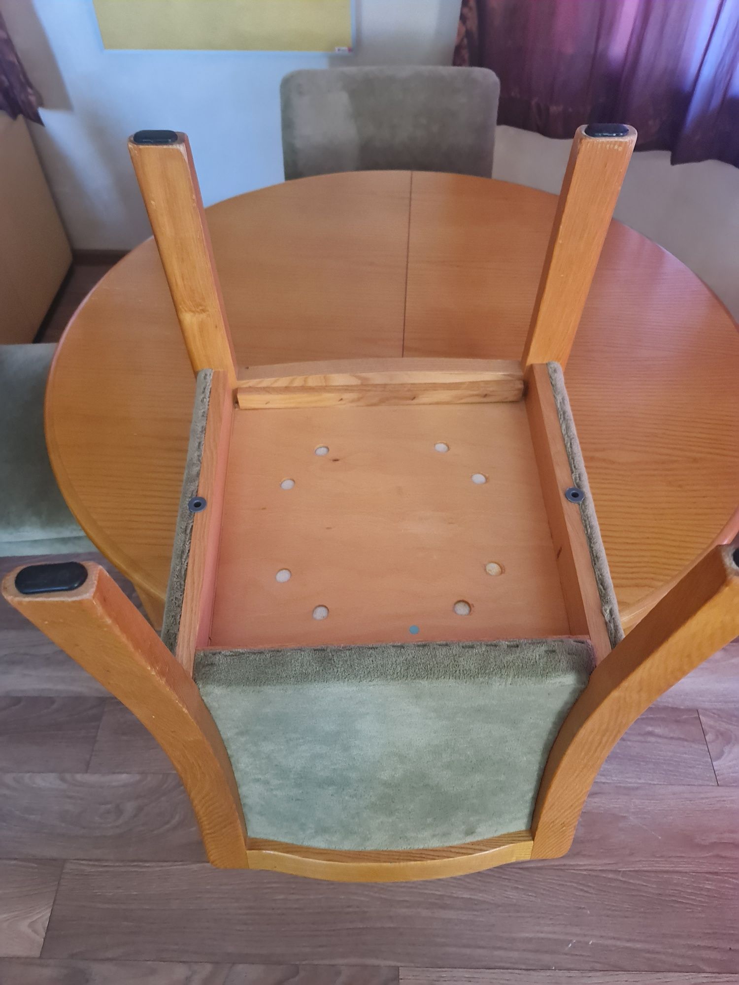 Masa rotunda sau ovala cu 4 scaune lemn masiv