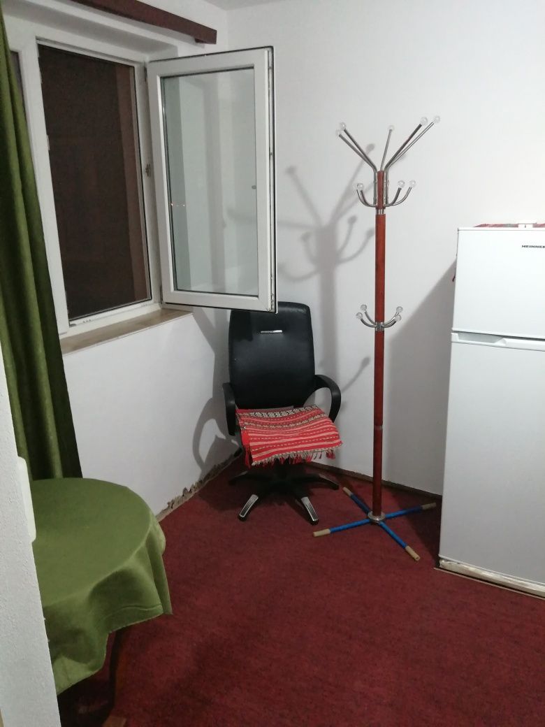 Închiriez apartament cu doua camere în Tg Jiu pt 2 elevi băieți