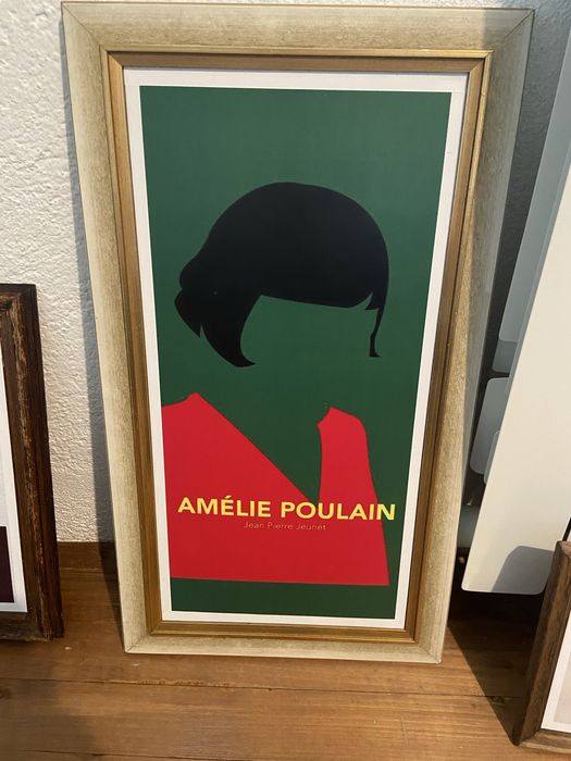 Стари дървени рамки с плакати от филми