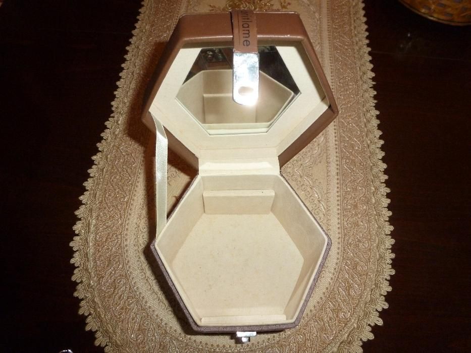 Дървени кутии за бижутерия