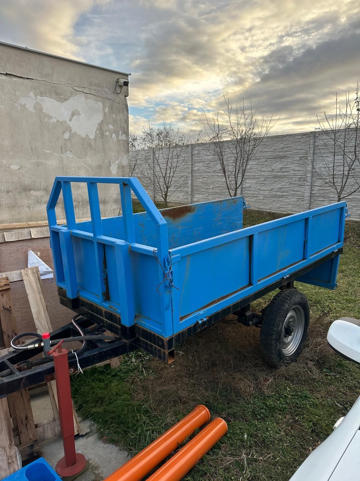 Vand tractor cu incarcator frontal Tavol.