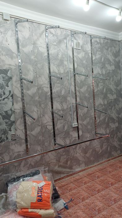 Magazin uchun devorga qoqiladigon veshilkalar Sotiladi