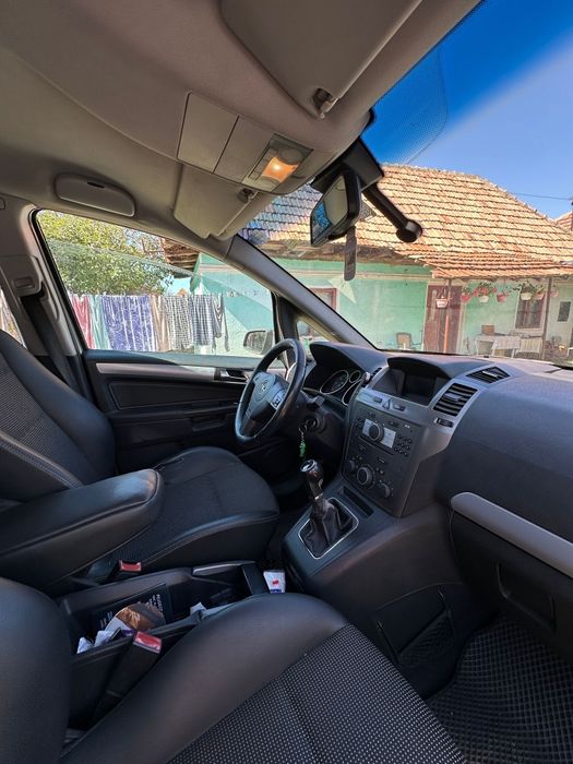 Vând Opel Zafira