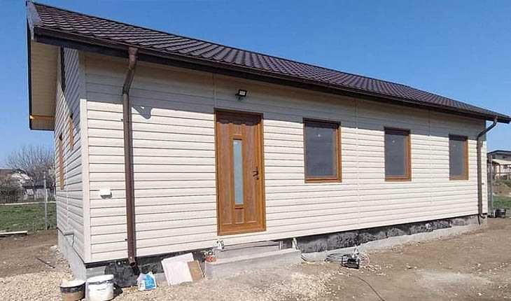 Casa, garaje auto pe structura metalica si panou sandwich termoizolant