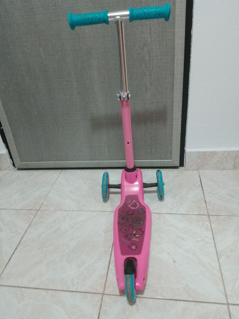 Vând trotineta tricicleta copiii este în stare foarte bună
