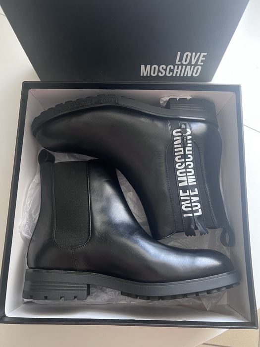 Ghete Moschino, din piele