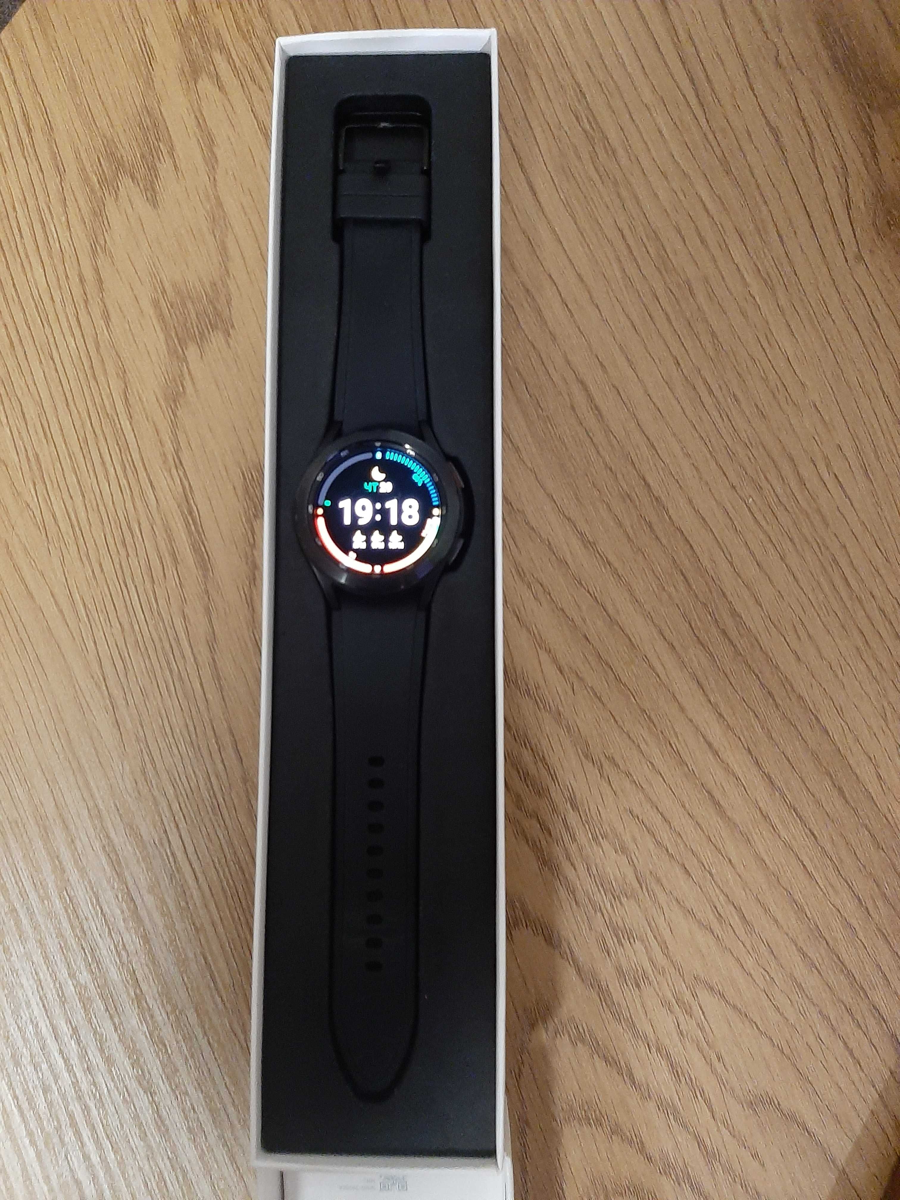 Продавам смарт часовник galaxy watch 4 classic