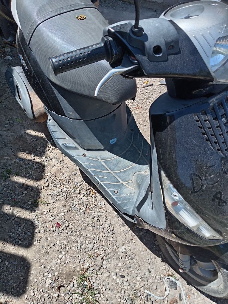 Vând Piaggio zip