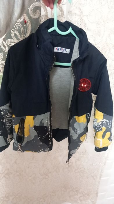 Vând geaca de baieti
