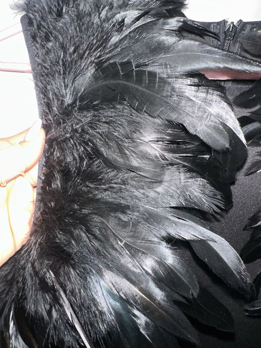 Черна елеганта рокля с пера