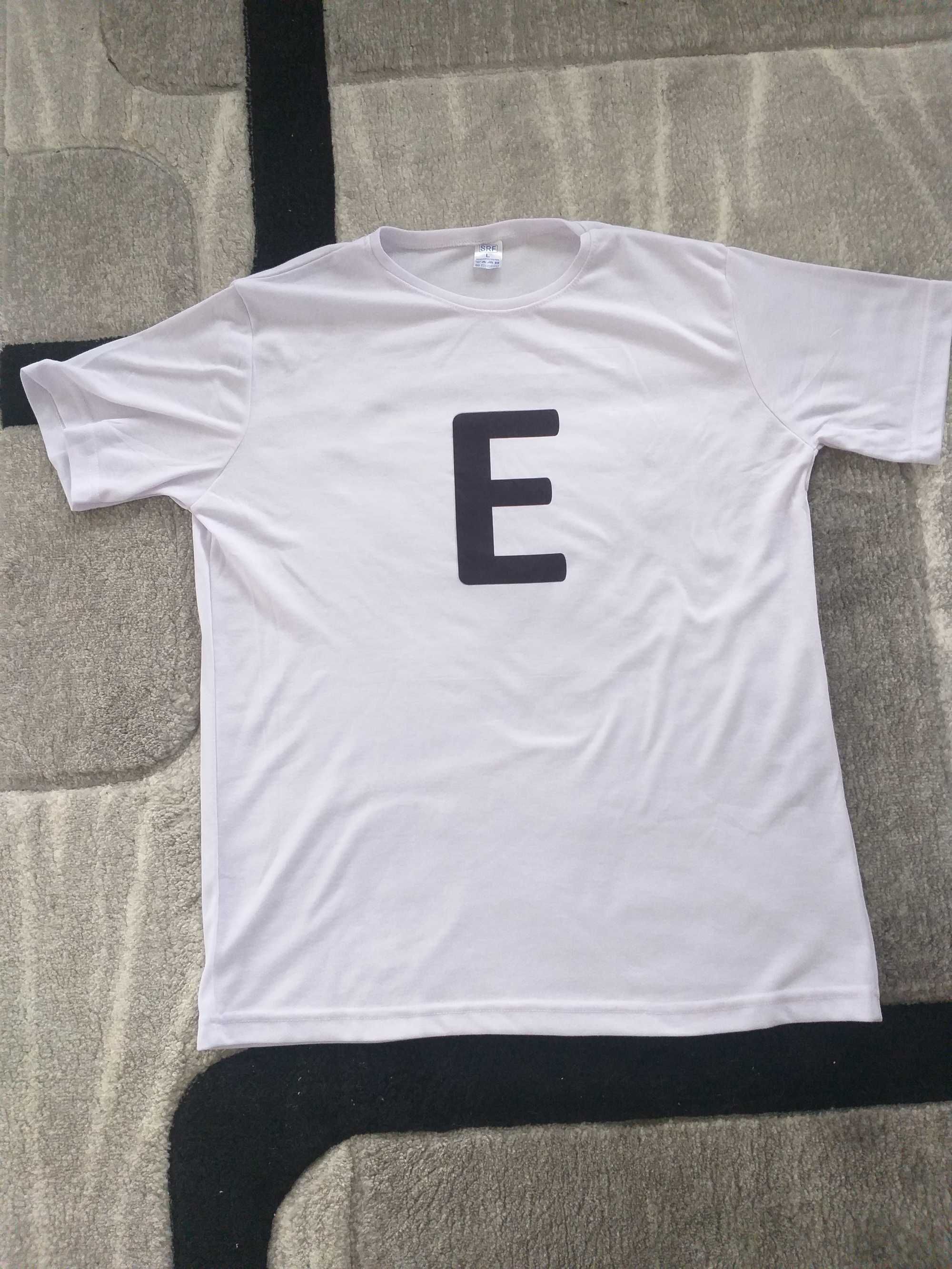 Предлагам бяла тениска с надпис буквата,,Е" отпред.