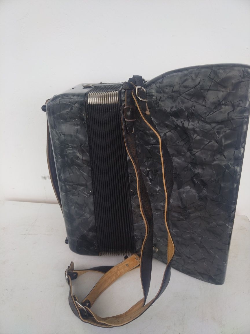 Акордеон Hohner Tango II M 96 баса 3 регистъра с куфар 
96 баса / 3 ре
