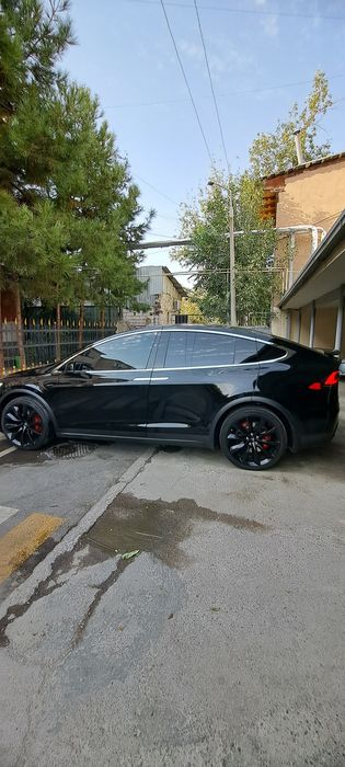 Tesla model x 2017 yil.