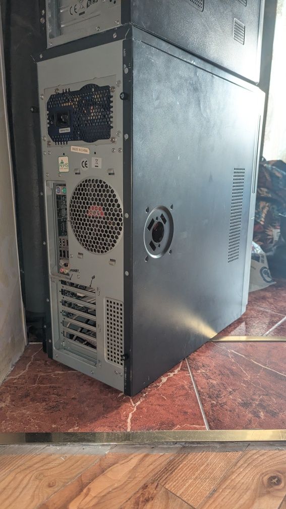 Сървърен компютърен кейс Spire, 4gb ram, 700 W захранване, 4 ядрен про
