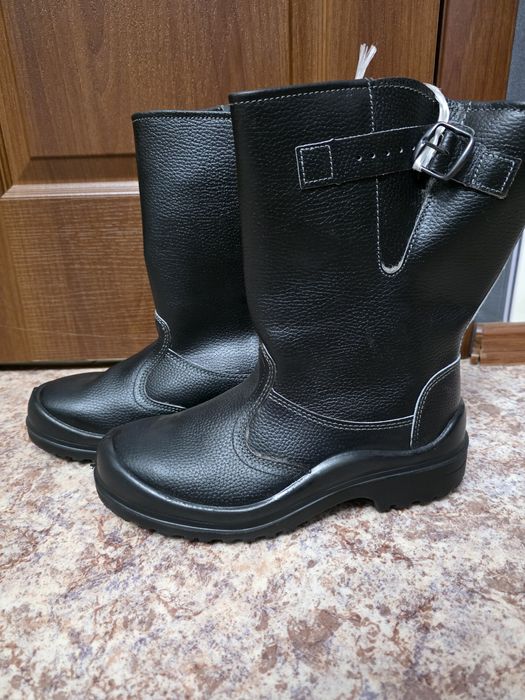 Продаю зимнии ,  кожанные рабочии сапоги