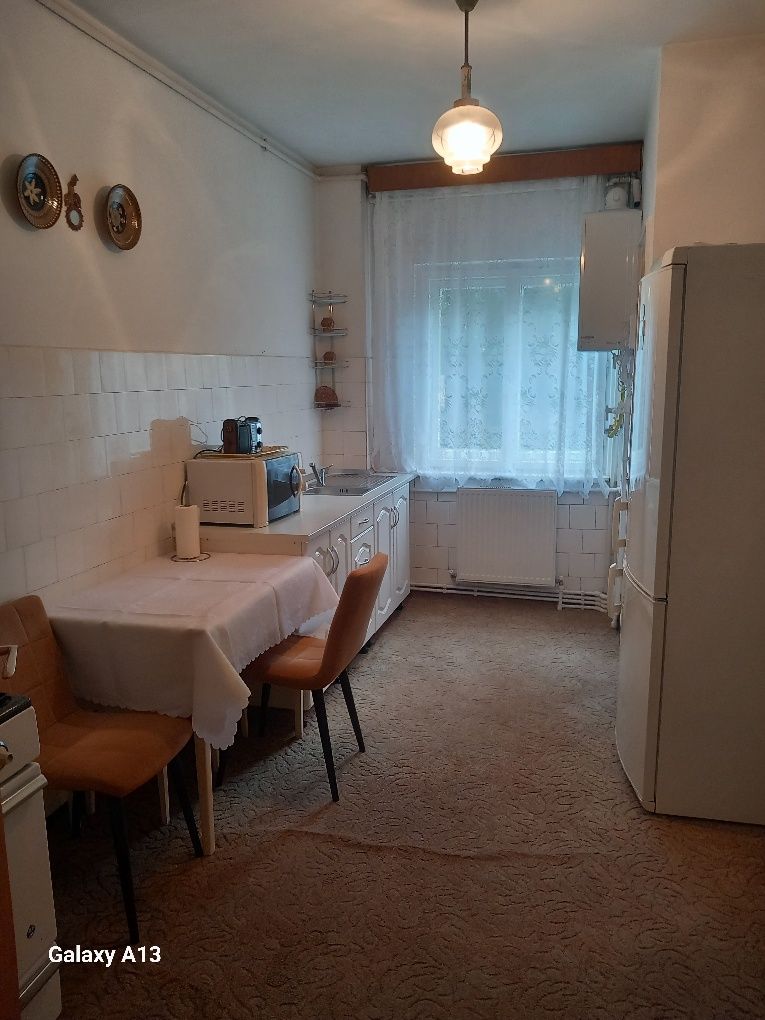 Închiriez apartament.