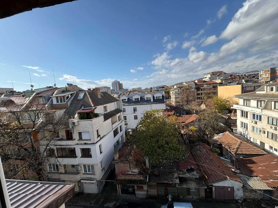 Продава двустаен с голяма тераса-хол в широк център