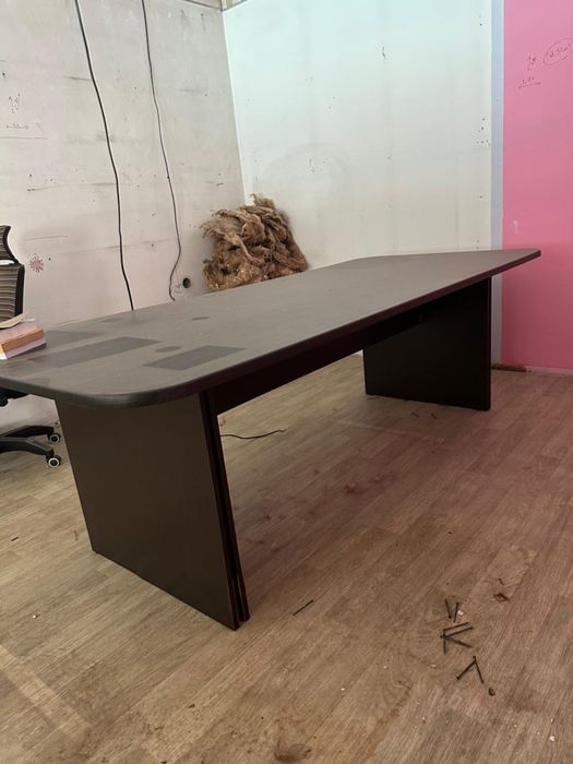 Продам офисную мебель, 4 стола, 1 большой стол, 2 шкафа