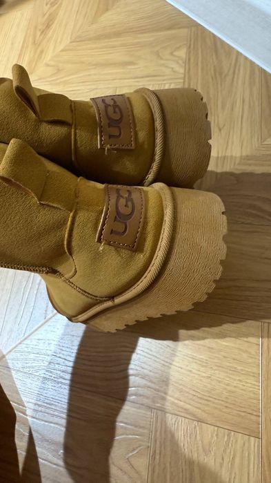 Продаётся новые сапоги уги