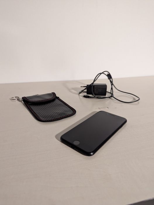 iPhone SE 2 2020 64GB Negru; Set Baseus Încărcare 20W, SIM Tray & Husă