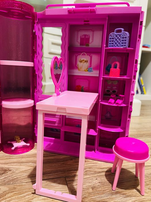 Garderobă Barbie cu haine, încălțăminte