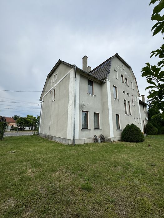 Cladire 633 mp, spații comerciale + etaj cu 10 camere – eligibilă PTJ