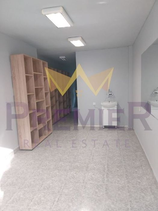 Дава се под наем Магазин в Варна, Спортна зала - 38 кв.м за 372.3 € - Снимка #1