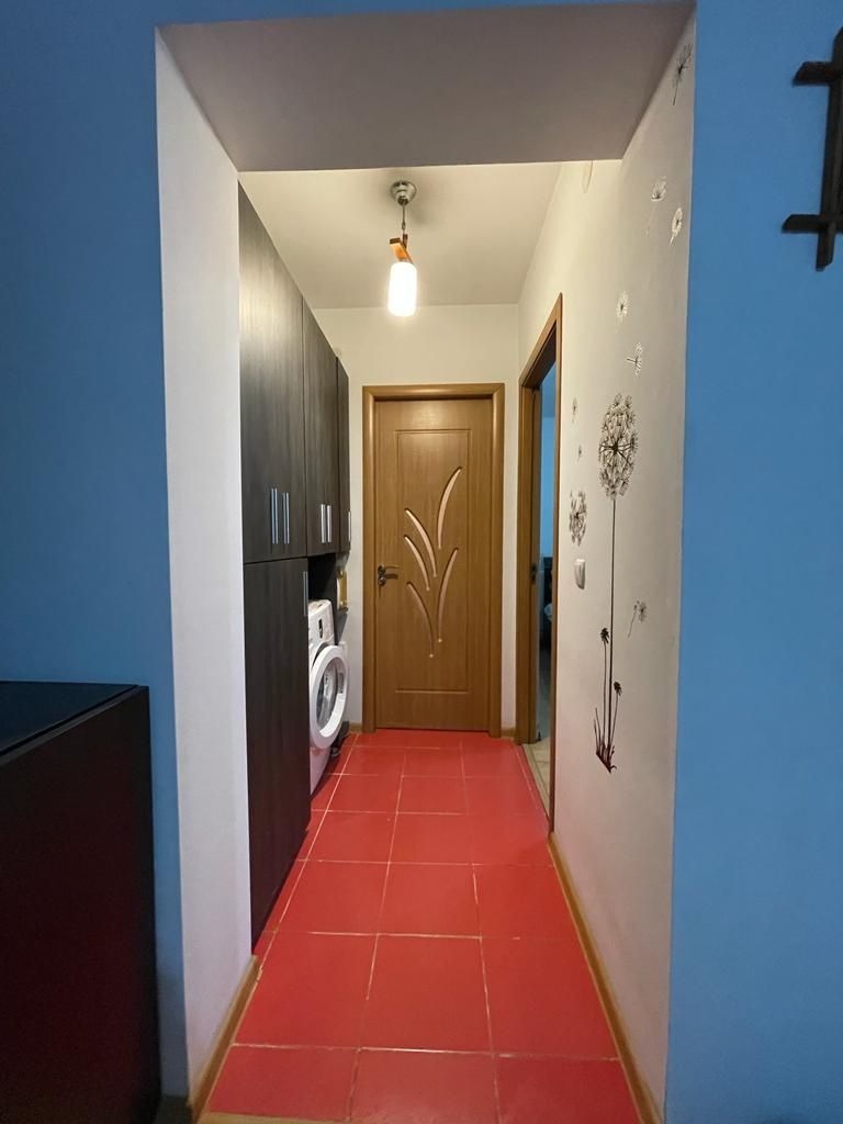 Închiriez apartament cu 2 camere