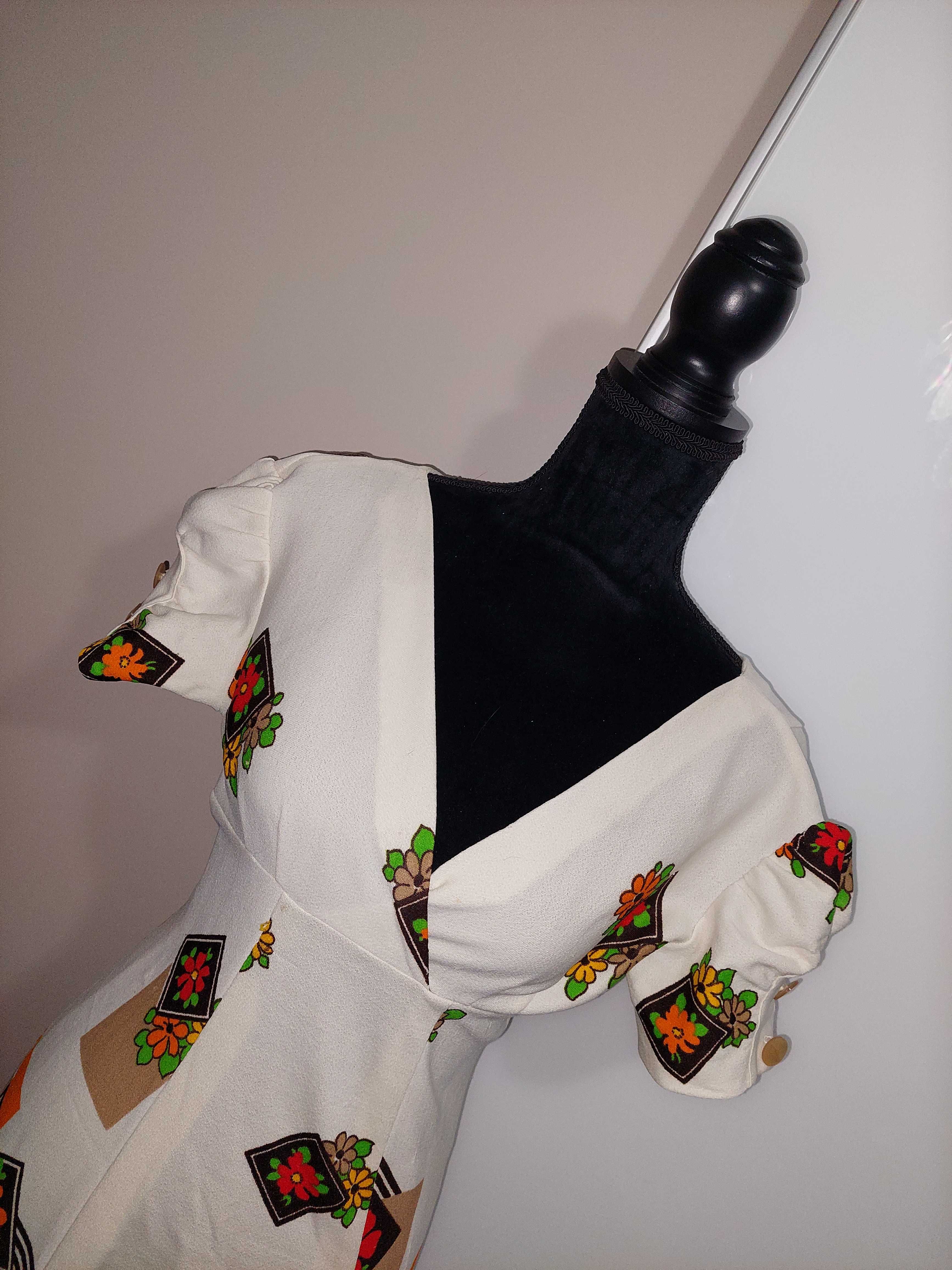 Rochie midi albă cu imprimeu floral și mâneci bufante