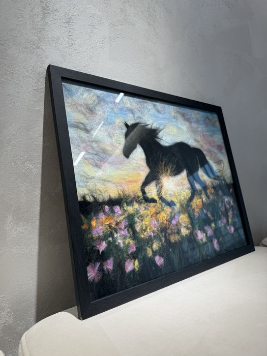 Картина “Черно конче в галоп” - вълна - 40/50см - Весела Геориева