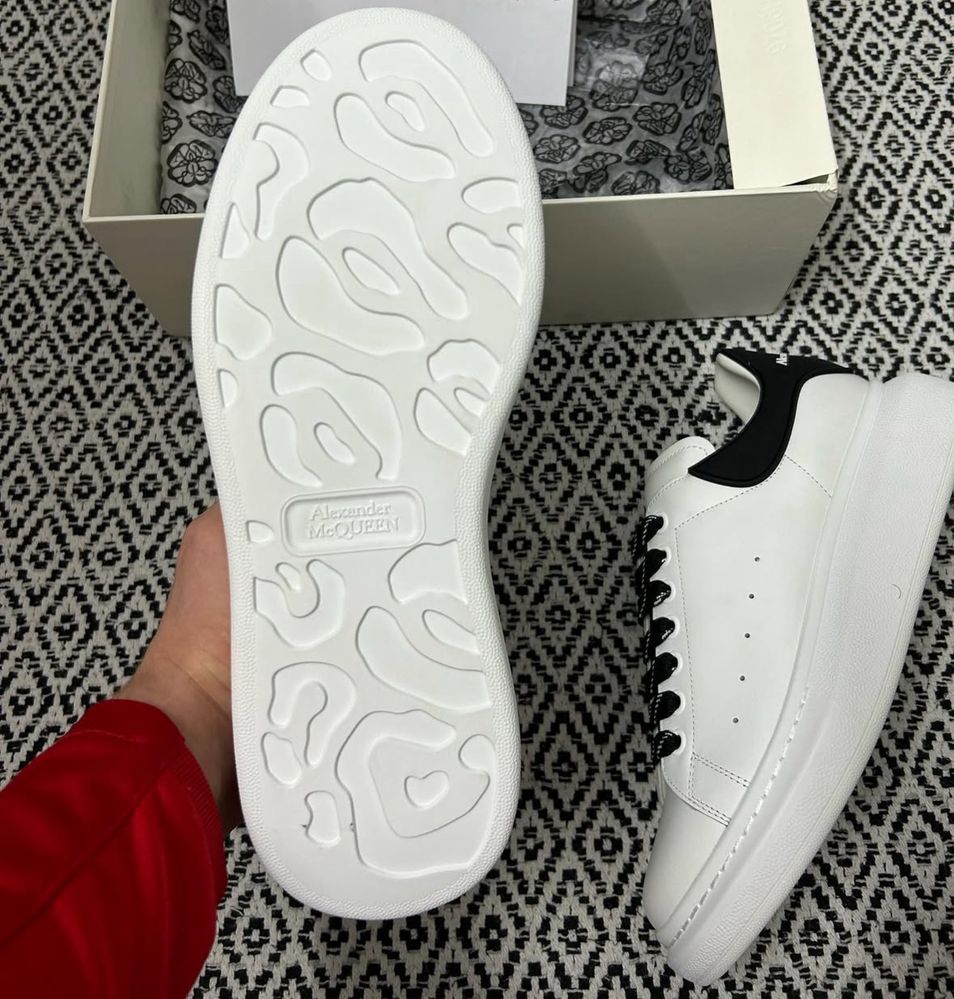 Alexander McQueen,noi in cutie cu toate accesoriile