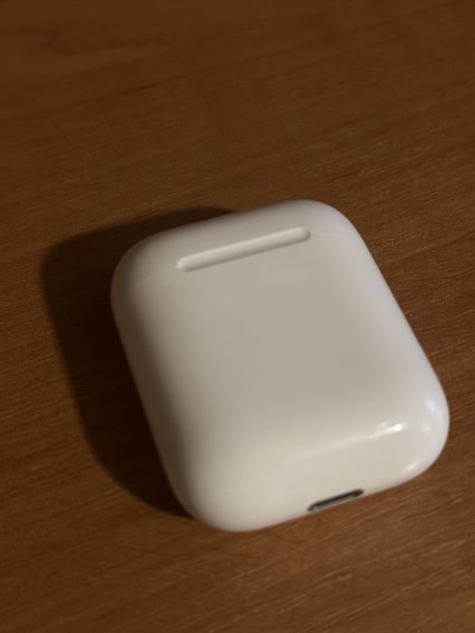 Airpods 1. Кейс и левый наушник, правого нет
