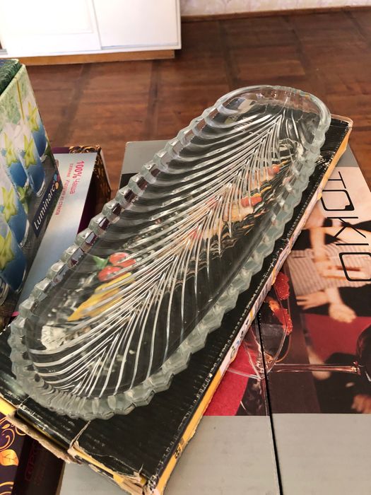 Много наборов посуды