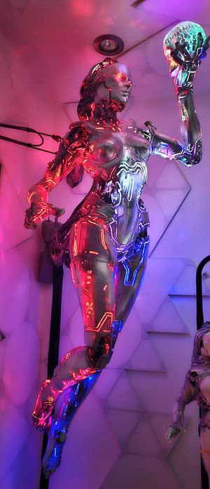 100 сантиметра 3D фигура на Robot Cyber Woman - Led светлини